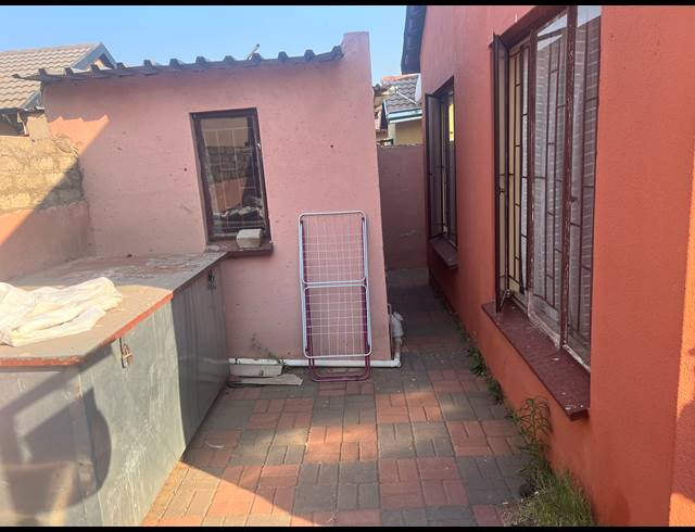 2 BEDROOM FREEHOLD FOR SALE IN SOSHANGUVE VV